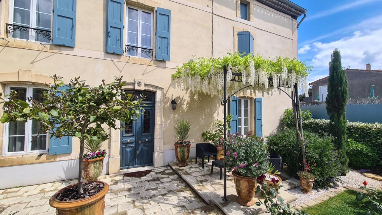 Отель La Glycine Blanche Pomas Экстерьер фото